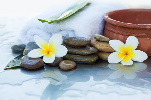 Spa Objecten Met Handdoek Stenen Voor Massage Behandeling Witte Achtergrond — Stockfoto