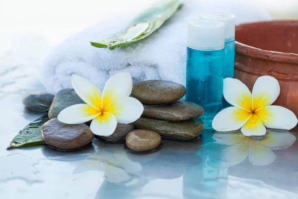 Spa Buis Met Olie Voor Massage Bloemen Stenen — Stockfoto