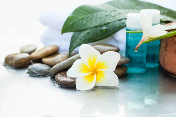 Spa Wellness Instelling Met Tropische Bloemen Handdoek Olie Buis Lichaam — Stockfoto