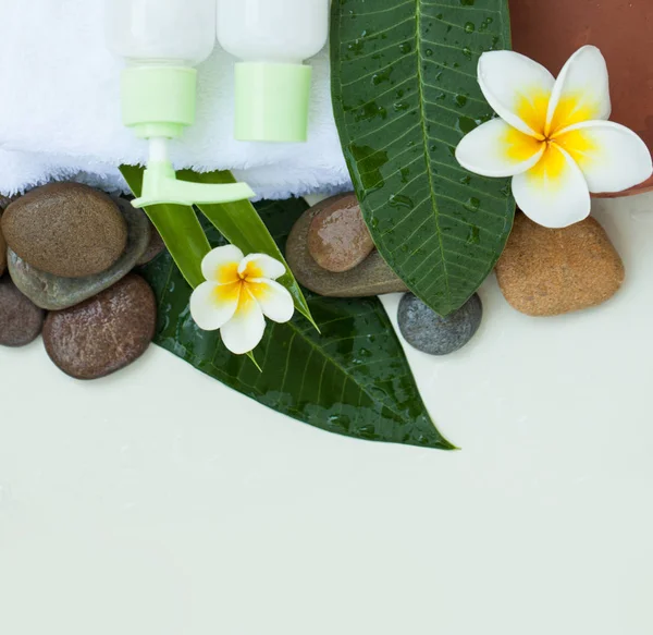 水疗背景带白色毛巾 白色花朵 热带叶子 身体和面部护理工具 — 图库照片