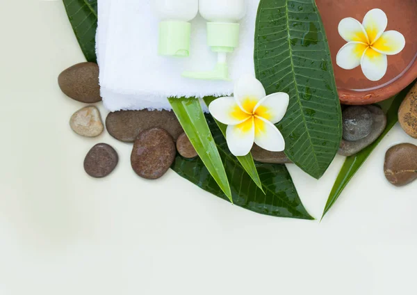 温泉或健康设置与热带花卉 毛巾和奶油管 身体护理和水疗理念 — 图库照片