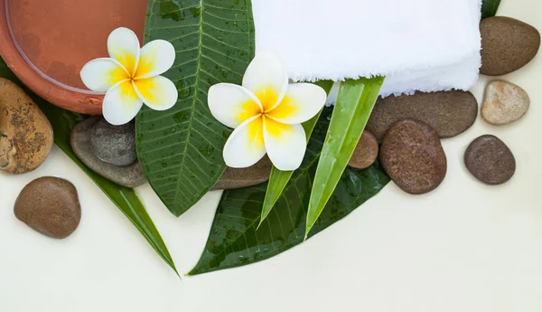 Bovenaanzicht Spa Wellness Achtergrond Met Witte Towels Handdoeken Tropische Bladeren — Stockfoto