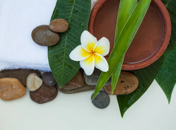 Handdoek Bloemen Groene Bladeren Cosmetica Witte Marmeren Achtergrond — Stockfoto