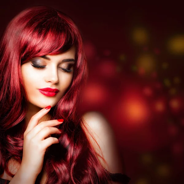 Идеальный Портрет Рыжей Женщины Гламурная Модель Макияжем Длинными Волнистыми Волосами — стоковое фото