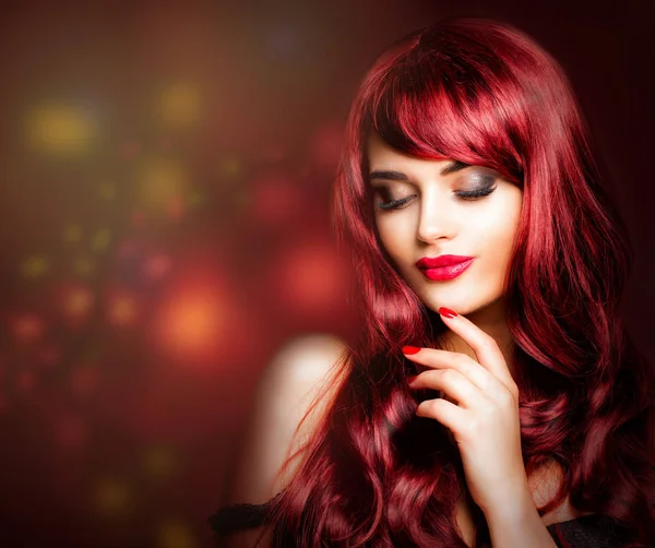 Ruda Kobieta Makijaż Fryzury Kręcone Długie Czerwone Wypielęgnowanych Dłoni Czerwone — Zdjęcie stockowe