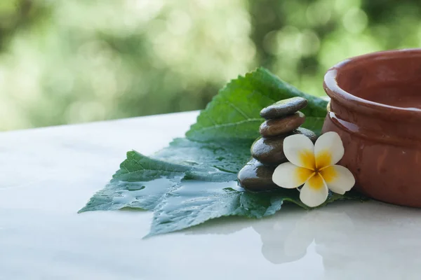 Draufsicht Auf Wellnessobjekte Und Steine Für Massageanwendungen Auf Weißem Hintergrund — Stockfoto