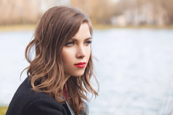 Jovem Mulher Livre Dia Frio Retrato Romântico — Fotografia de Stock