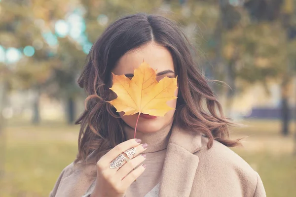 Mujer Joven Con Caída Hoja Amarilla Caminando Parque Otoño Aire —  Fotos de Stock