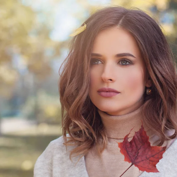 Belleza Otoñal Mujer Joven Con Hojas Otoño Pelo Ondulado Aire — Foto de Stock