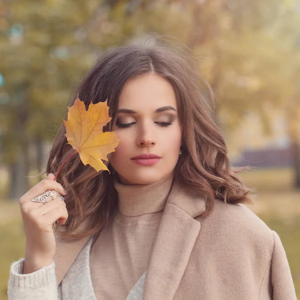 Podzimní Žena Venkovní Portrét Dokonalý Ženský Model Zdravé Vlasy Dlouhé — Stock fotografie