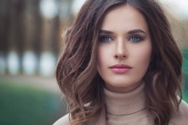 Mükemmel genç kadın açık, portre portre. Sağlıklı saç ve makyaj, güzel kadın yüzü ile şirin model 