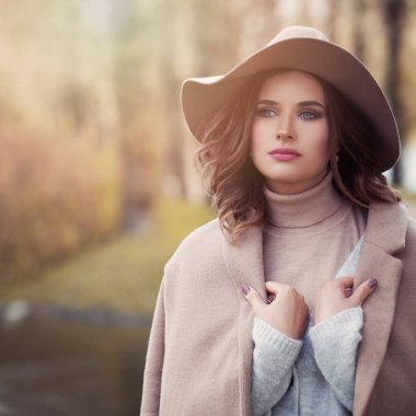 Romantik kadın açık, portre. Sağlıklı saç ve makyaj, yüz closeup ile mükemmel kadın modeli 