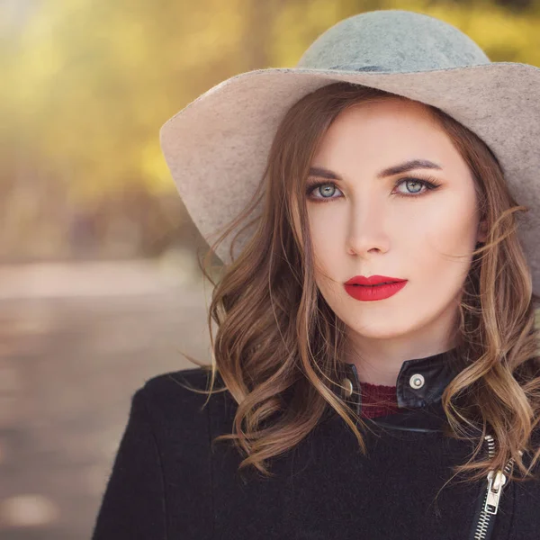 Schöne Junge Frau Freien Porträt Perfekte Mode Modell Mit Roten — Stockfoto