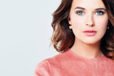 Beyaz arka planda, closeup moda portre genç kadın
