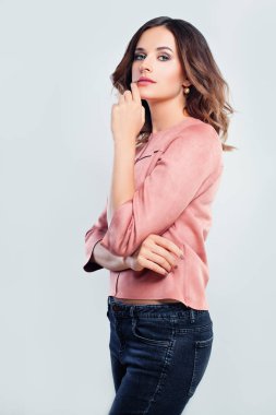 Beyaz arka plan üzerinde moda portre duran genç kadın