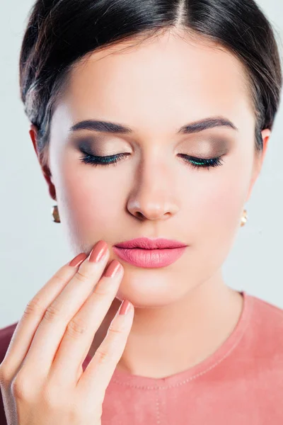 Primer Plano Perfecto Cara Femenina Mujer Joven Con Maquillaje Mano — Foto de Stock