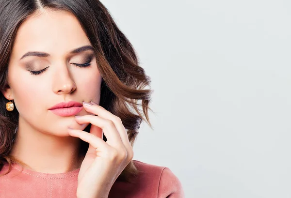 Perfekta Kvinnan Ansikte Med Rosa Läppar Makeup Och Välklippta Hand — Stockfoto