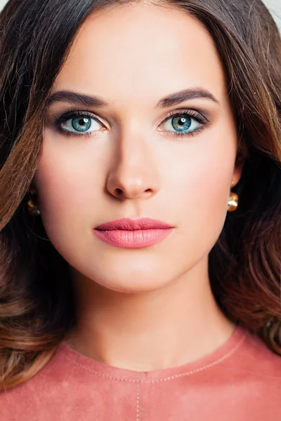 Piękna Młoda Kobieta Twarz Makijażem Portret Zbliżenie Różowe Usta Zdrowej — Zdjęcie stockowe