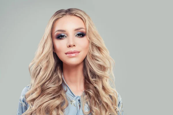 Femeie Succes Păr Blond Fundal Alb Portret Închidere — Fotografie, imagine de stoc