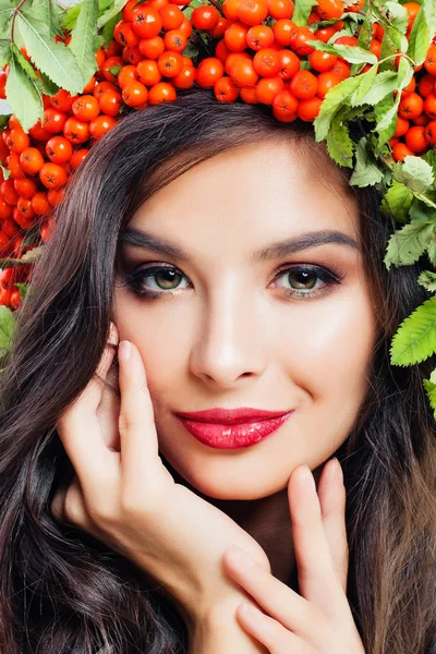 Morena Mulher Rosto Closeup Retrato Moda Maquiagem Lábios Vermelhos Sorriso — Fotografia de Stock