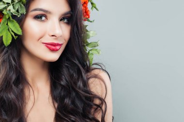 Sevimli kadın yüzü. Moda modeli kadınla uzun dalgalı saç ve makyaj arka plan withcopy alanı