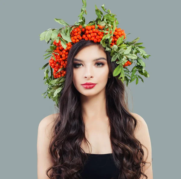 魅力的な女性は メイクアップ 長いウェーブのかかった髪と赤果実し 葉の花輪 — ストック写真