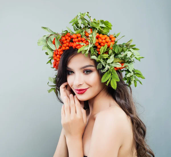 Mulher Morena Sorrindo Menina Modelo Moda Feliz Com Penteado Encaracolado — Fotografia de Stock