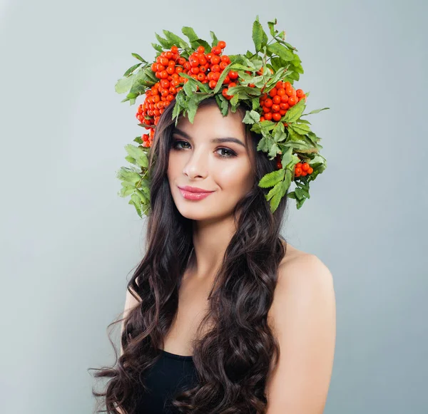 Güzel Kadın Kırmızı Çilek Yeşil Yaprakları Çelenk Portre — Stok fotoğraf