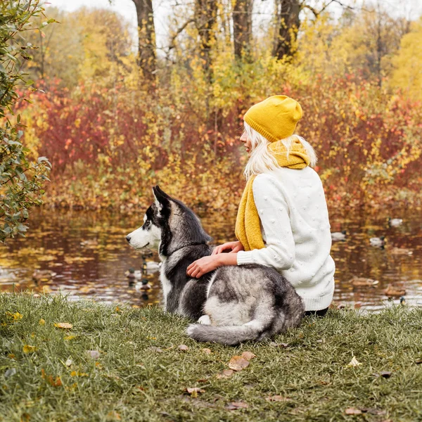 Jovem Mulher Cachorro Colorido Parque Outono — Fotografia de Stock