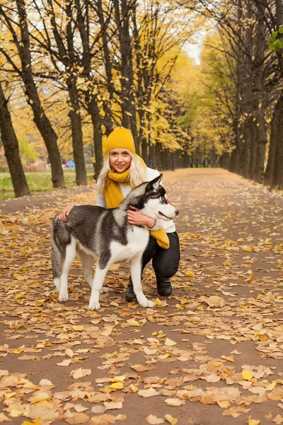 귀여운 여자와가 공원에 — 스톡 사진