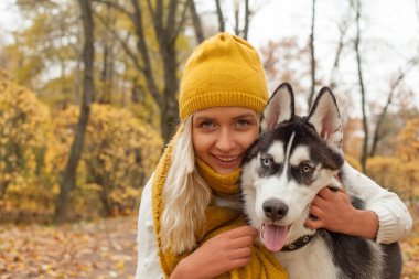 Kadın ve köpek parkta yürüyen