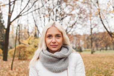 Sonbahar arka plan açık havada güzel kadın. Kız Güz parkta yürüyüş