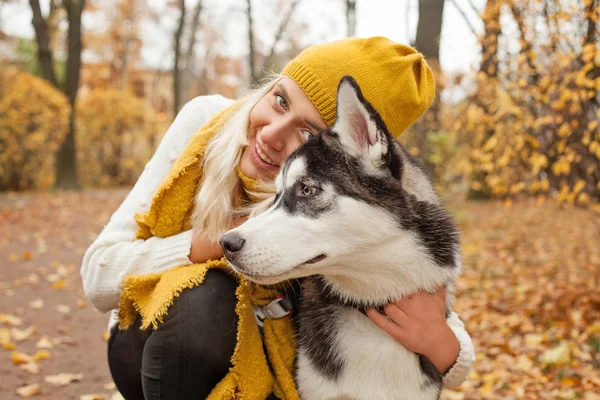 Schöne Junge Frau Und Hund Freien — Stockfoto