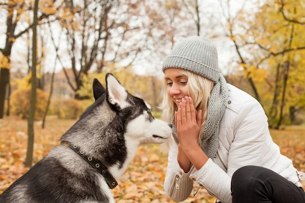 Uśmiecha Się Kobieta Szkolenia Psa Husky Zewnątrz Parku Jesień — Zdjęcie stockowe