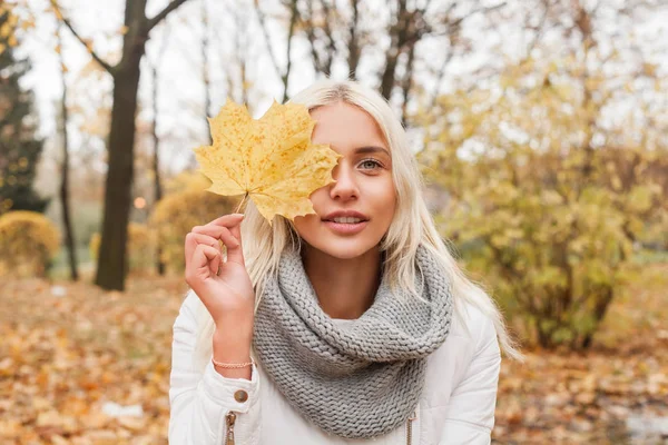 Junge Frau Freien Auf Herbstlichem Hintergrund — Stockfoto