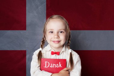 Danimarka kavramı. Çocuk kız öğrenci kitap Danimarka bayrağı arka plan ile. Dil öğrenmek