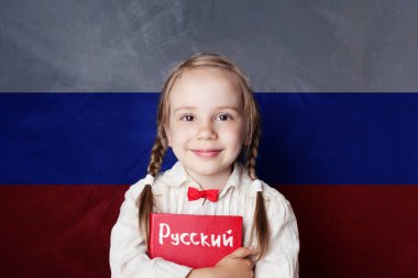 Rusça dil öğrenmek. Çocuk kız öğrenci kitap Rus bayrağı arka planı ile