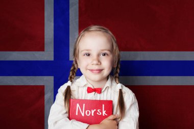 Çocuk öğrenci kitap Norveç bayrağı arka planı ile gülümseyen Norveç kavramı. Norveç dili dil öğrenmek