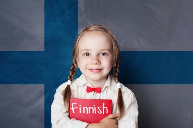 Küçük kız öğrenci kitap Finlandiya bayrağını arka planı ile Fin konseptiyle. Dil öğrenmek