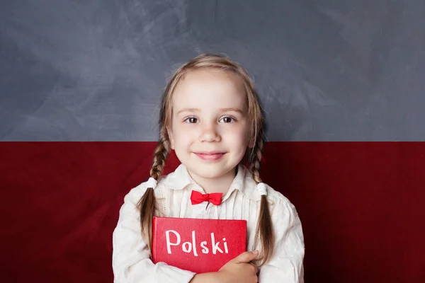 Kitap Polonya Bayrağı Arka Planı Ile Küçük Kız Öğrenciyle Lehçe — Stok fotoğraf