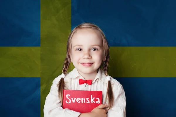 Svenska Koncept Med Lilla Flicka Student Med Boken Mot Sverige — Stockfoto