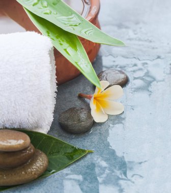 Mavi zemin üzerine güneş ışığı ile Spa nesneler için masaj.