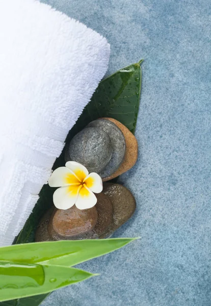 Spa 毛巾和水疗用石头做放松按摩的对象 顶部视图 — 图库照片