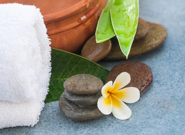 Flor Spa Com Objetos Saudáveis Com Pedras Para Massagem — Fotografia de Stock