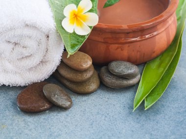 tropikal güneş ışığı odada masaj tedavisi için ayarla