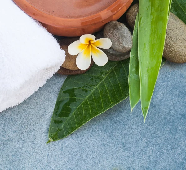 Spa Tropisk Blomma Och Handduk Med Stenar Och Vattenskål — Stockfoto