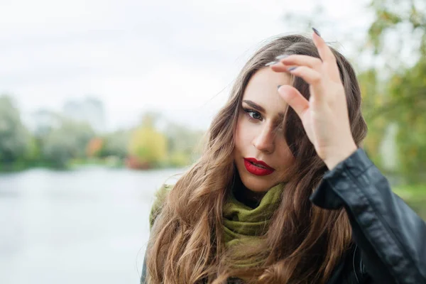 Junge Hübsche Frau Geht Park Freien Portrait — Stockfoto