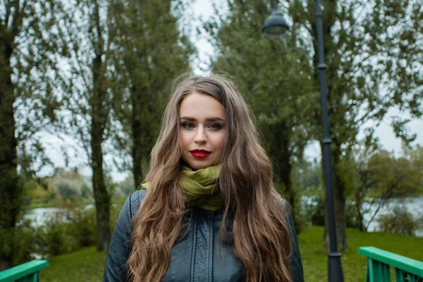 Mooie Vrouw Park Buiten Groene Natuur Achtergrond — Stockfoto