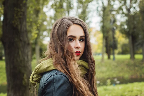 Leuke Vrouw Groene Katoenen Sjaal Outdoor Portret — Stockfoto