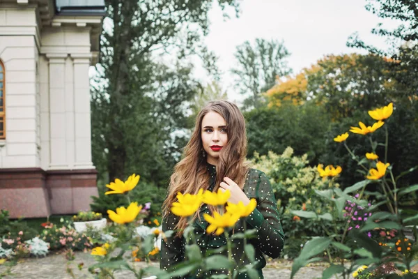 Молодая Женщина Открытом Воздухе Саду Цветов — стоковое фото